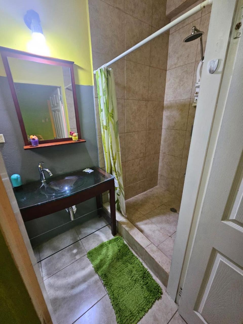 Fish Tobago Guesthouse Or Joy And Brandon Guesthouse Buccoo 객실 사진